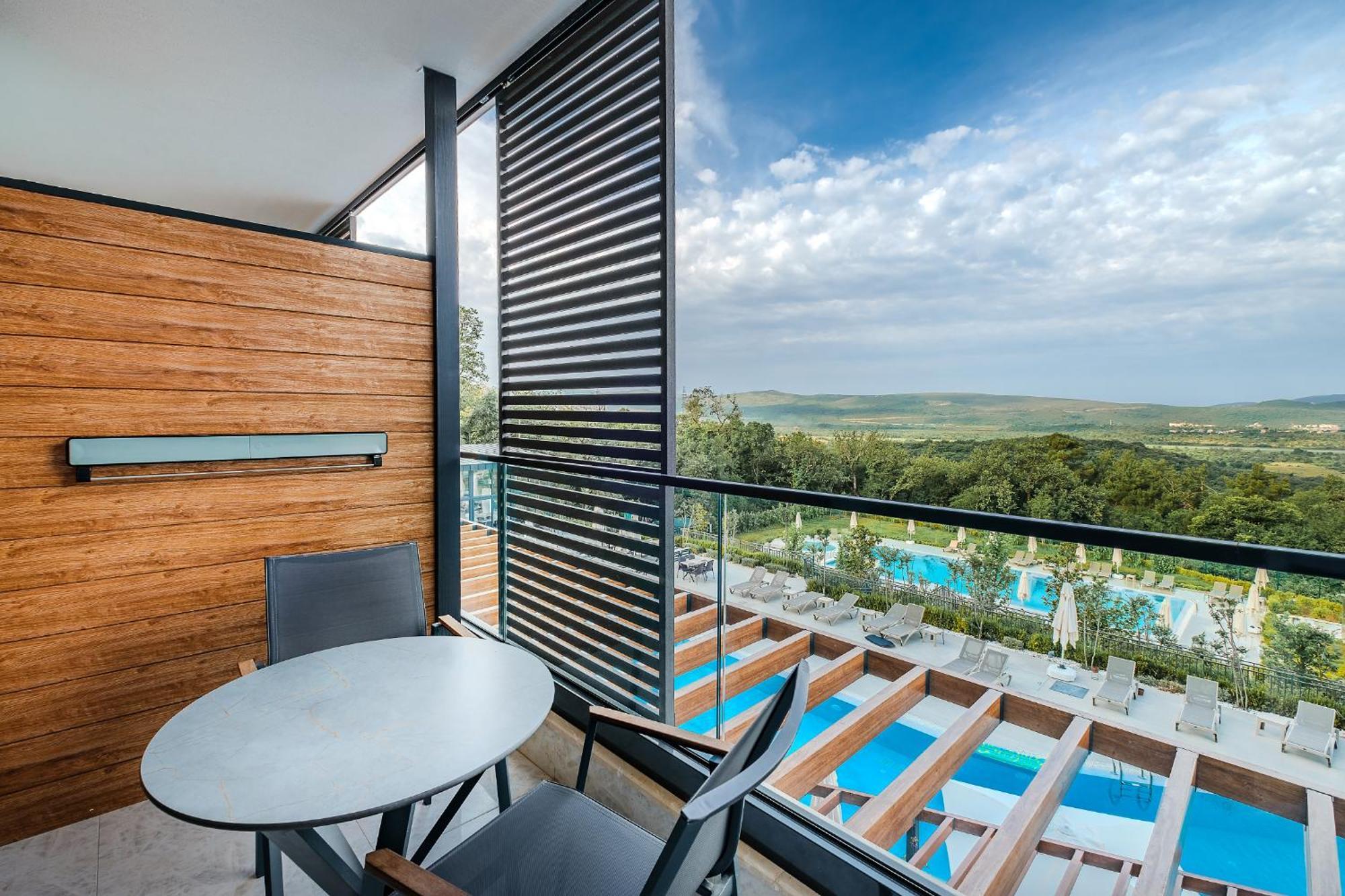 Montenegro Lodge Kavac ห้อง รูปภาพ Balcony of a suite at the Hilton Athens