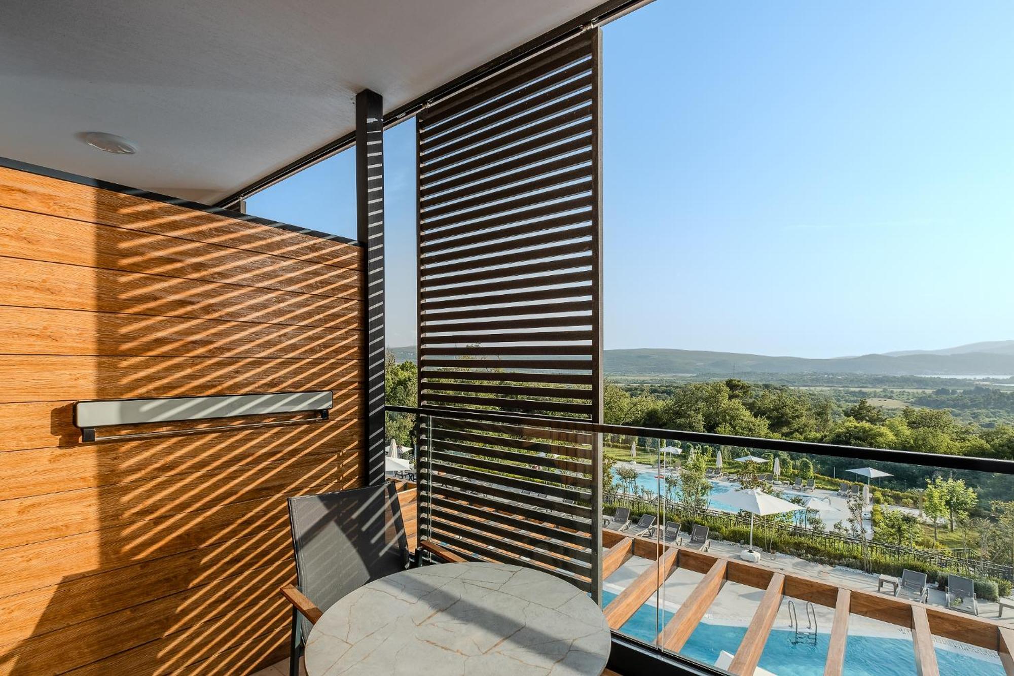 Montenegro Lodge Kavac ห้อง รูปภาพ The view from the balcony of a hotel room