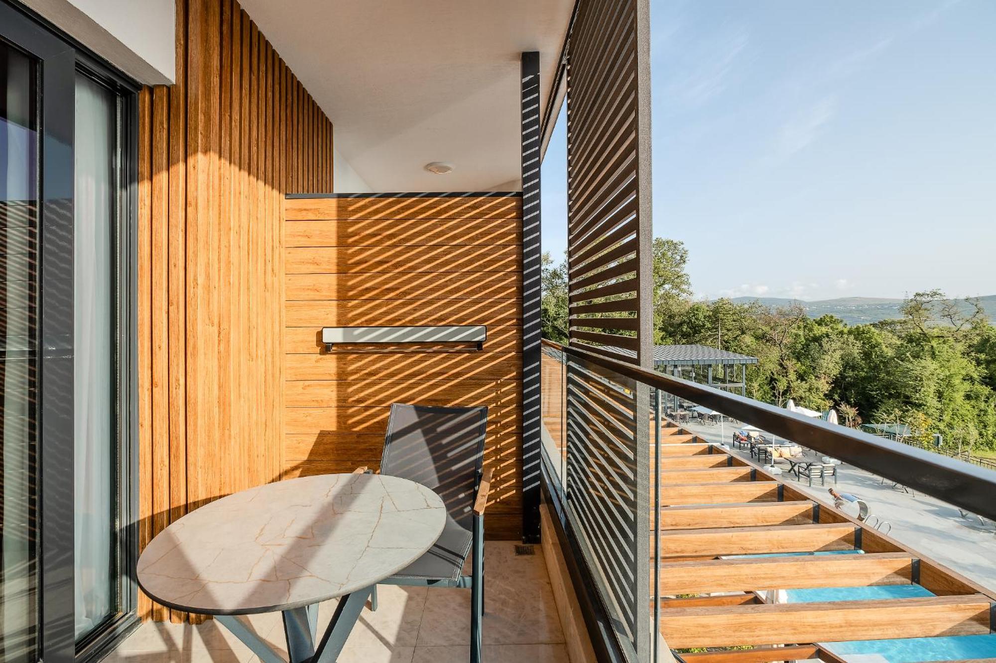 Montenegro Lodge Kavac ห้อง รูปภาพ A balcony