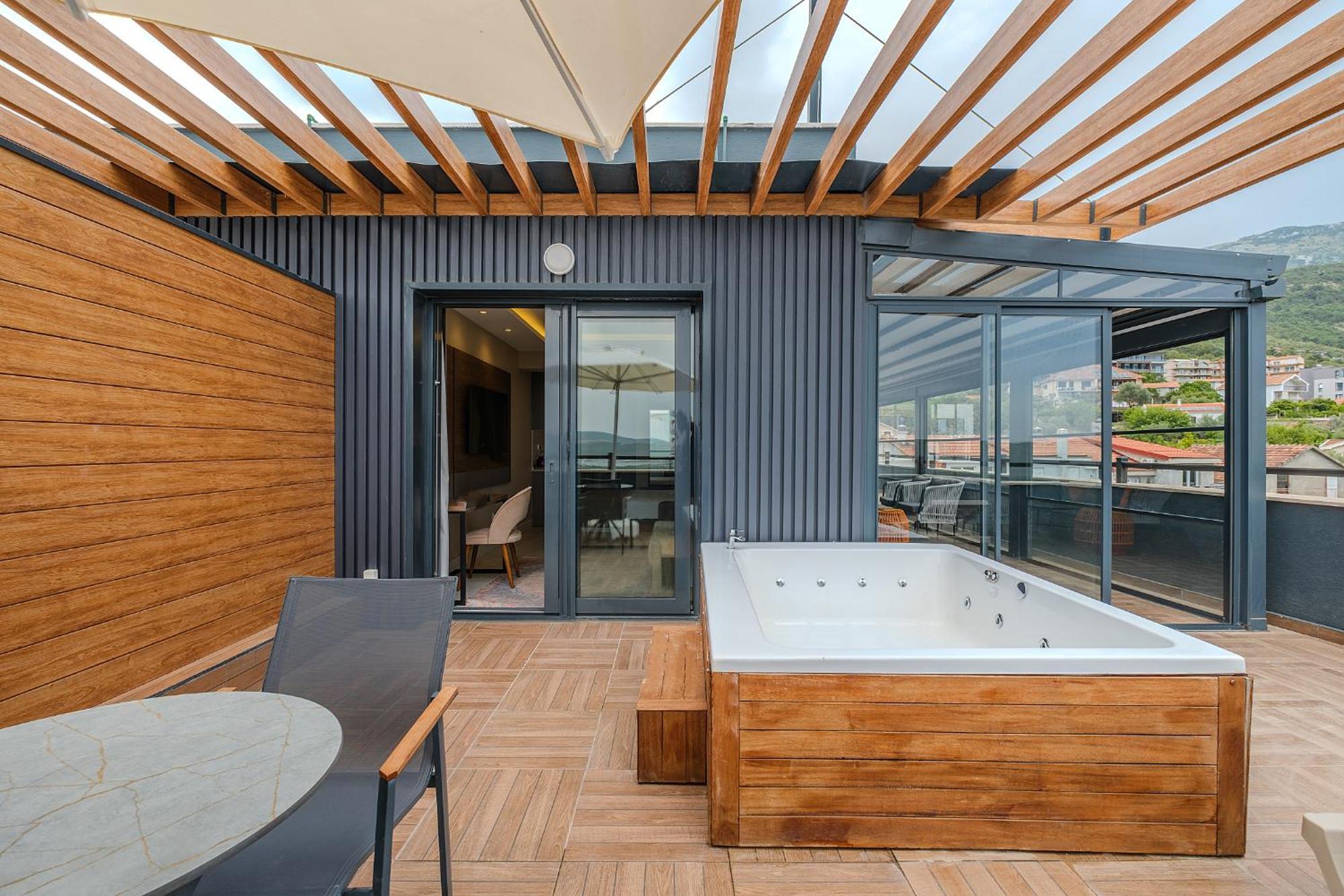 Montenegro Lodge Kavac ห้อง รูปภาพ A rooftop spa