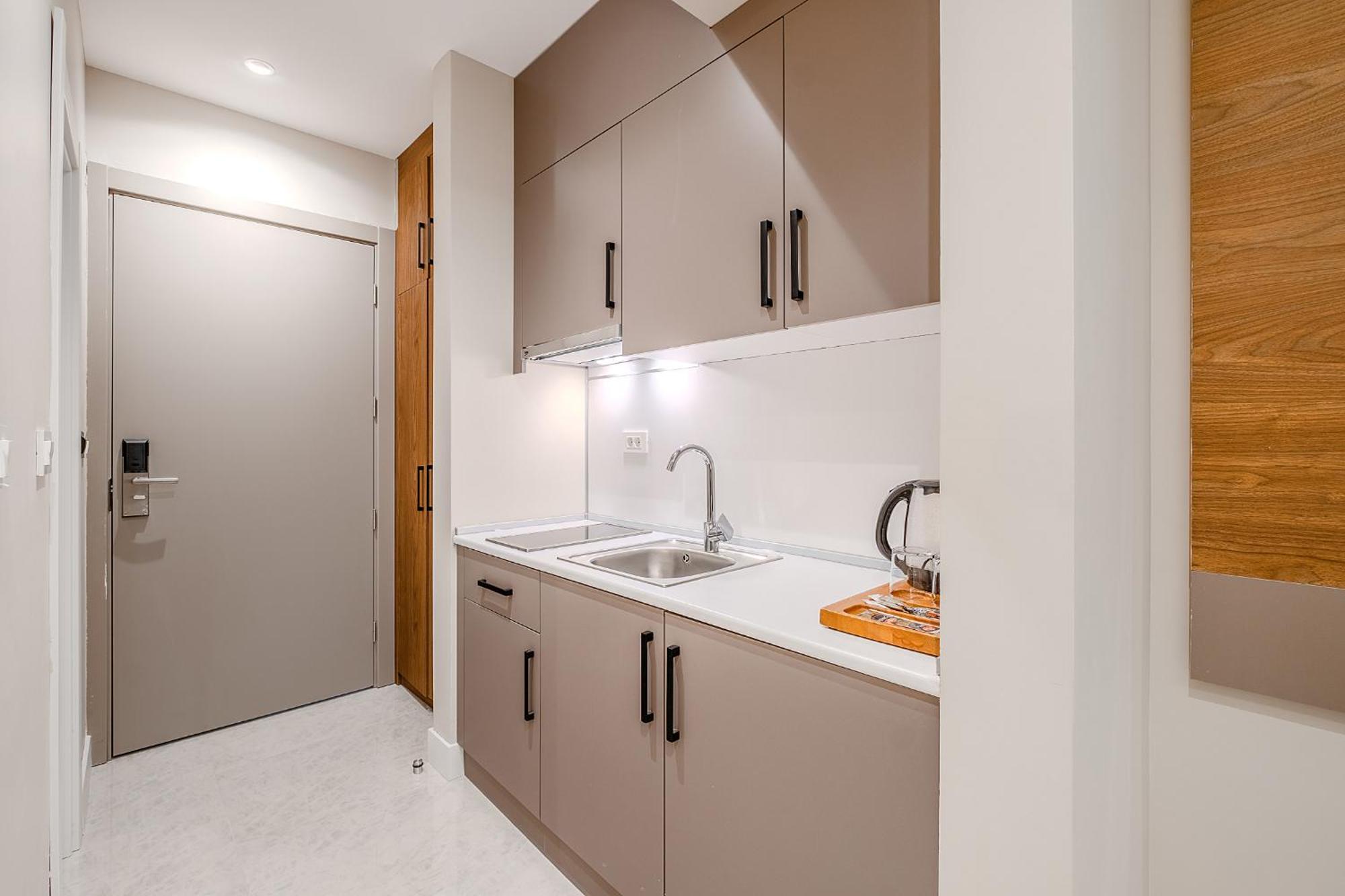 Montenegro Lodge Kavac ห้อง รูปภาพ A typical kitchen in a student apartment
