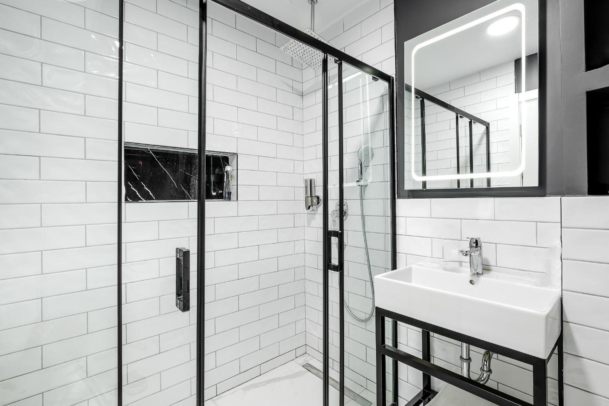 Montenegro Lodge Kavac ห้อง รูปภาพ A shower enclosure