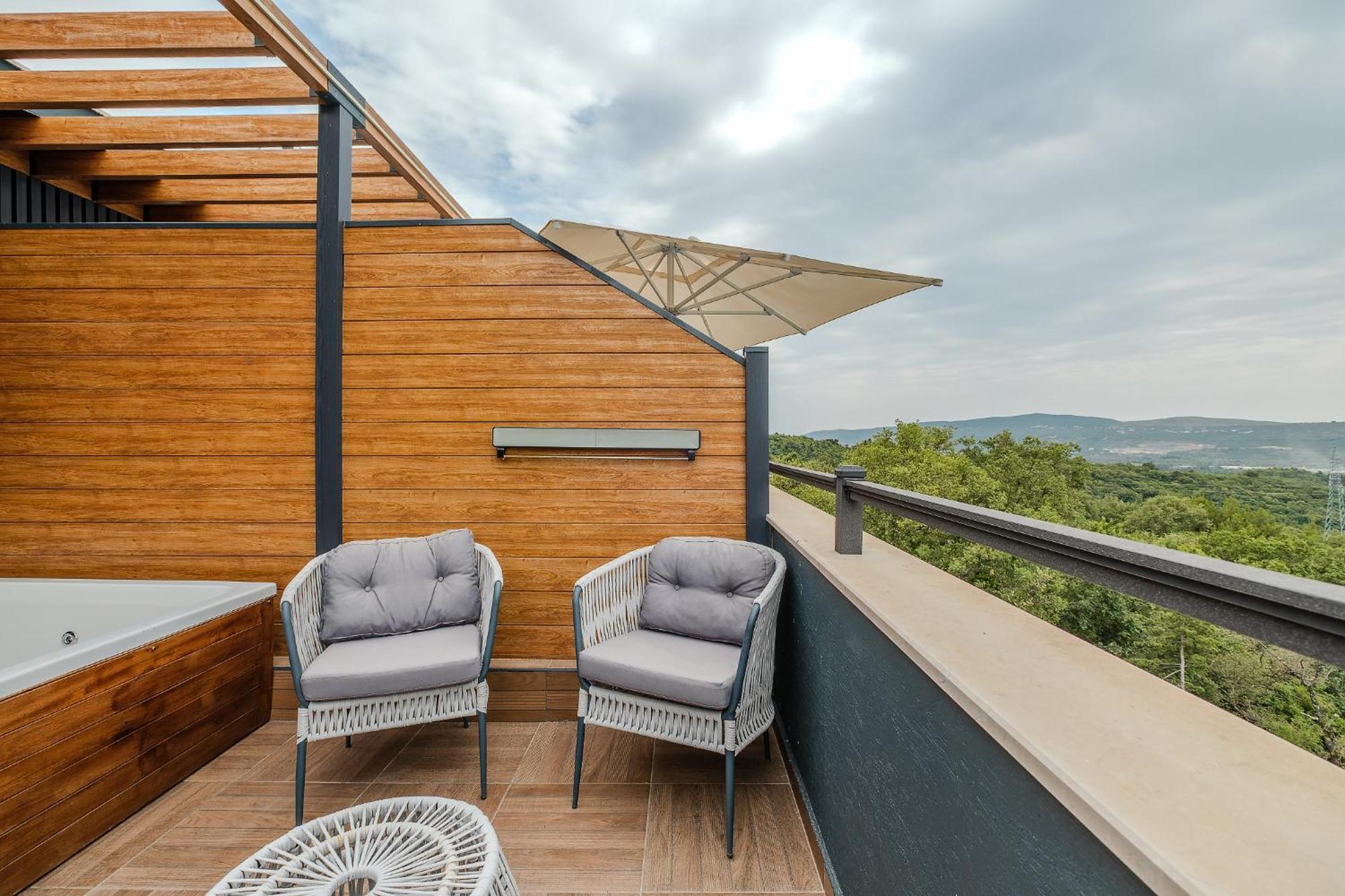 Montenegro Lodge Kavac ห้อง รูปภาพ Terrace