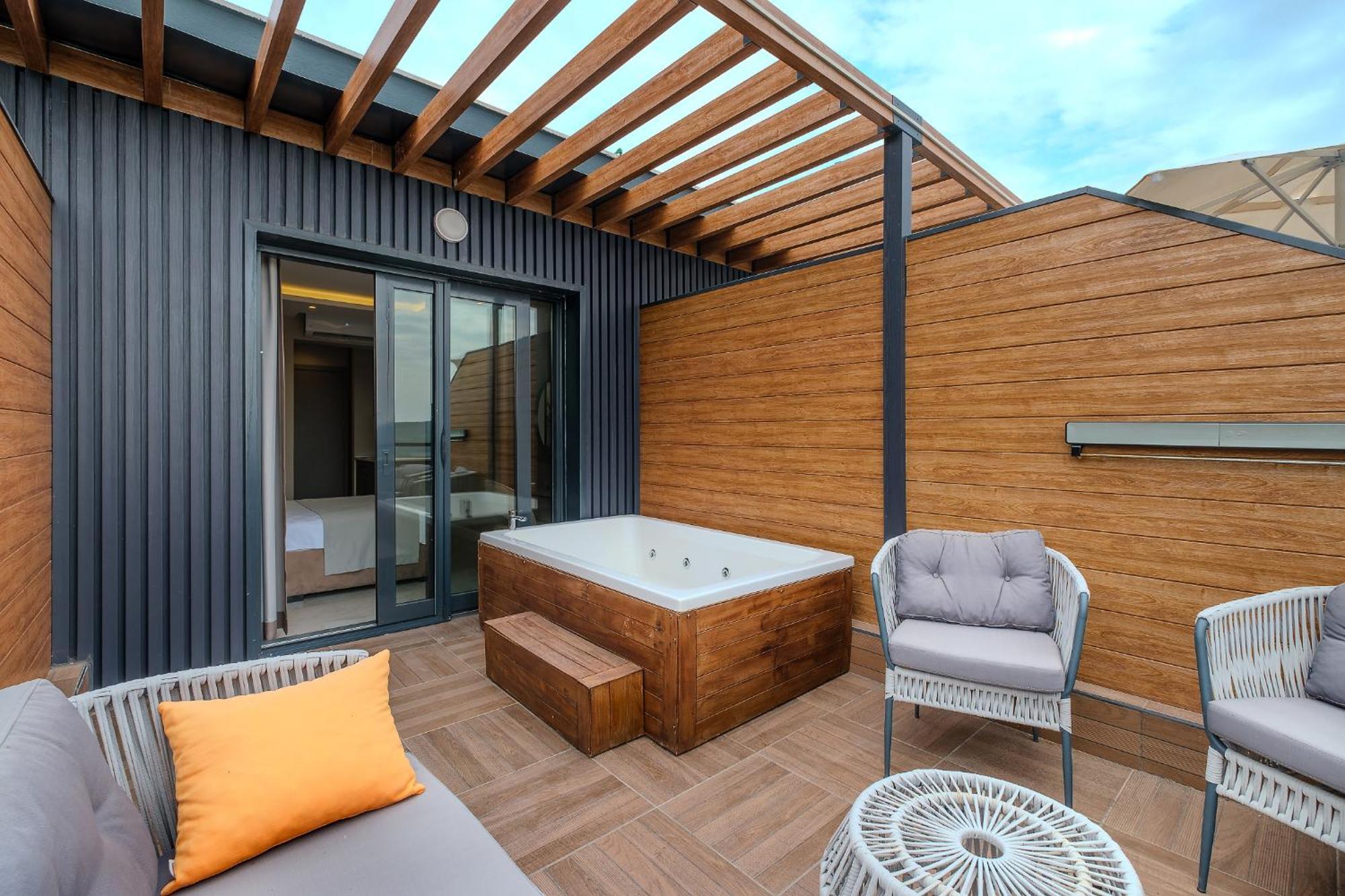 Montenegro Lodge Kavac ห้อง รูปภาพ A rooftop jacuzzi