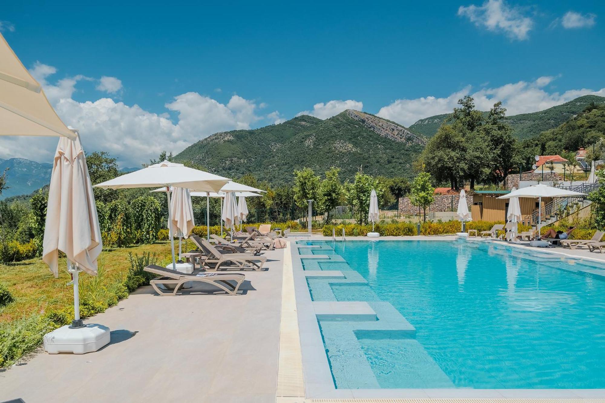 Montenegro Lodge Kavac ภายนอก รูปภาพ The swimming pool at the hotel