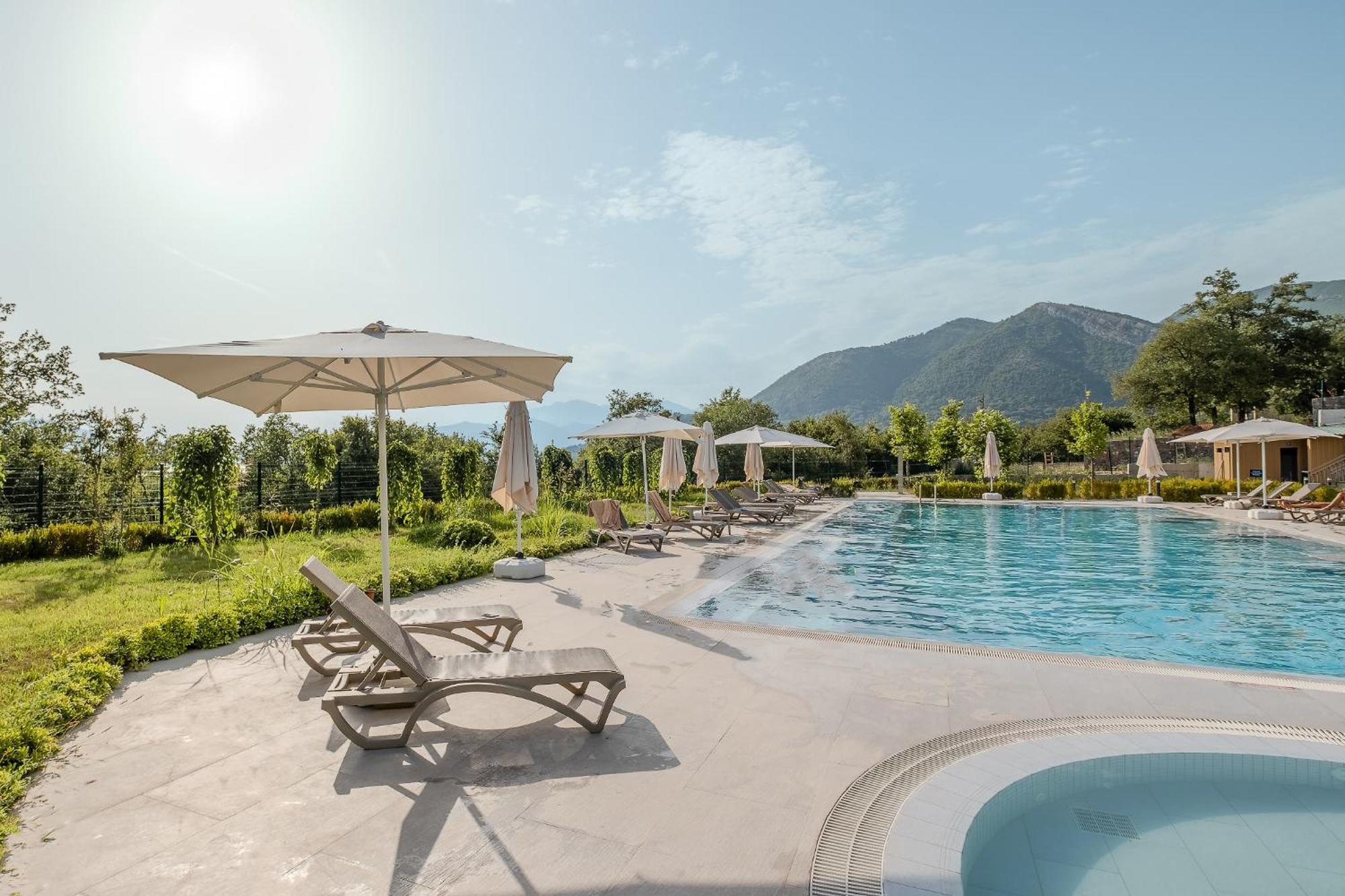 Montenegro Lodge Kavac ภายนอก รูปภาพ The swimming pool at the hotel