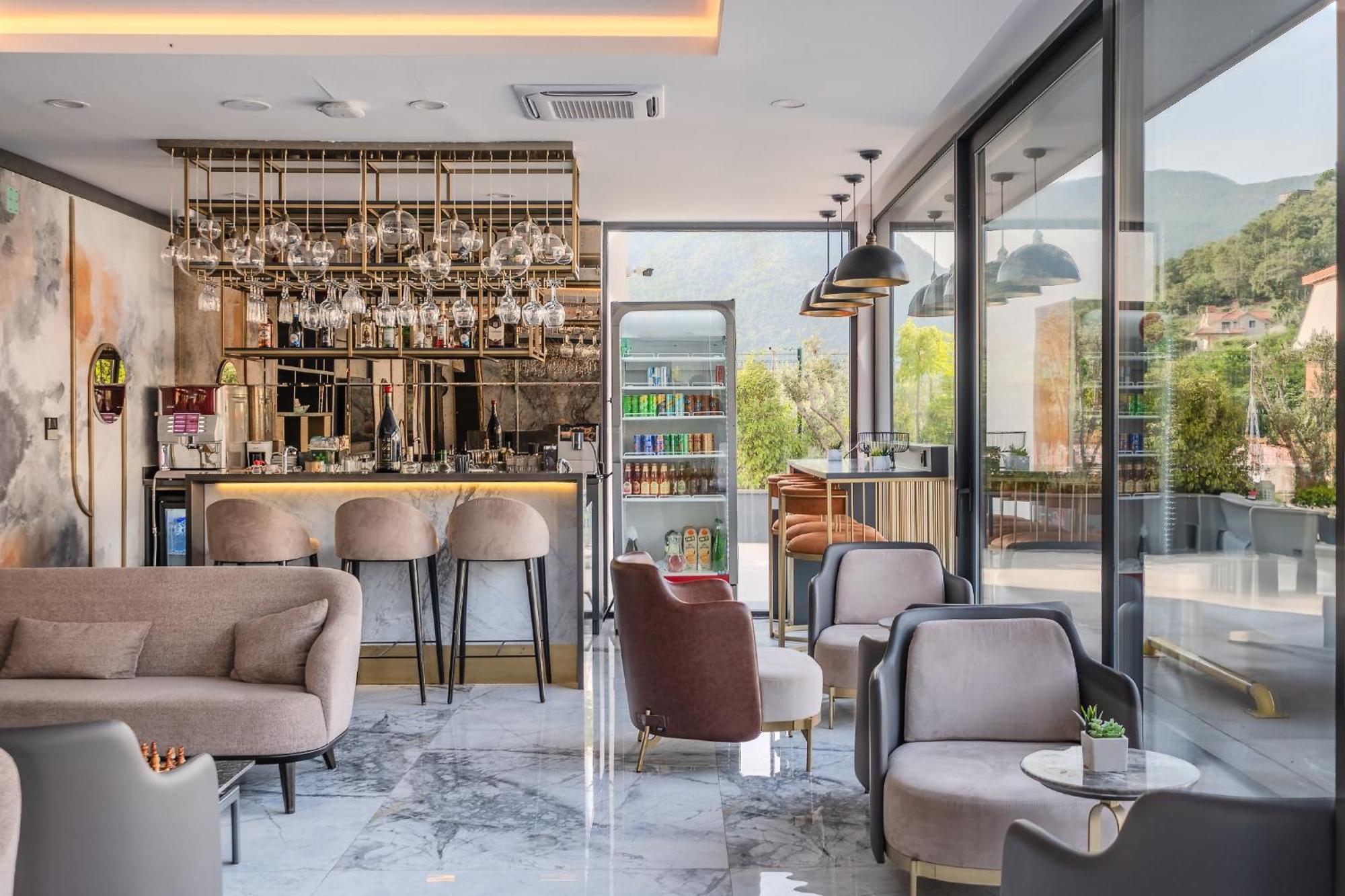 Montenegro Lodge Kavac ภายนอก รูปภาพ The bar at the hotel