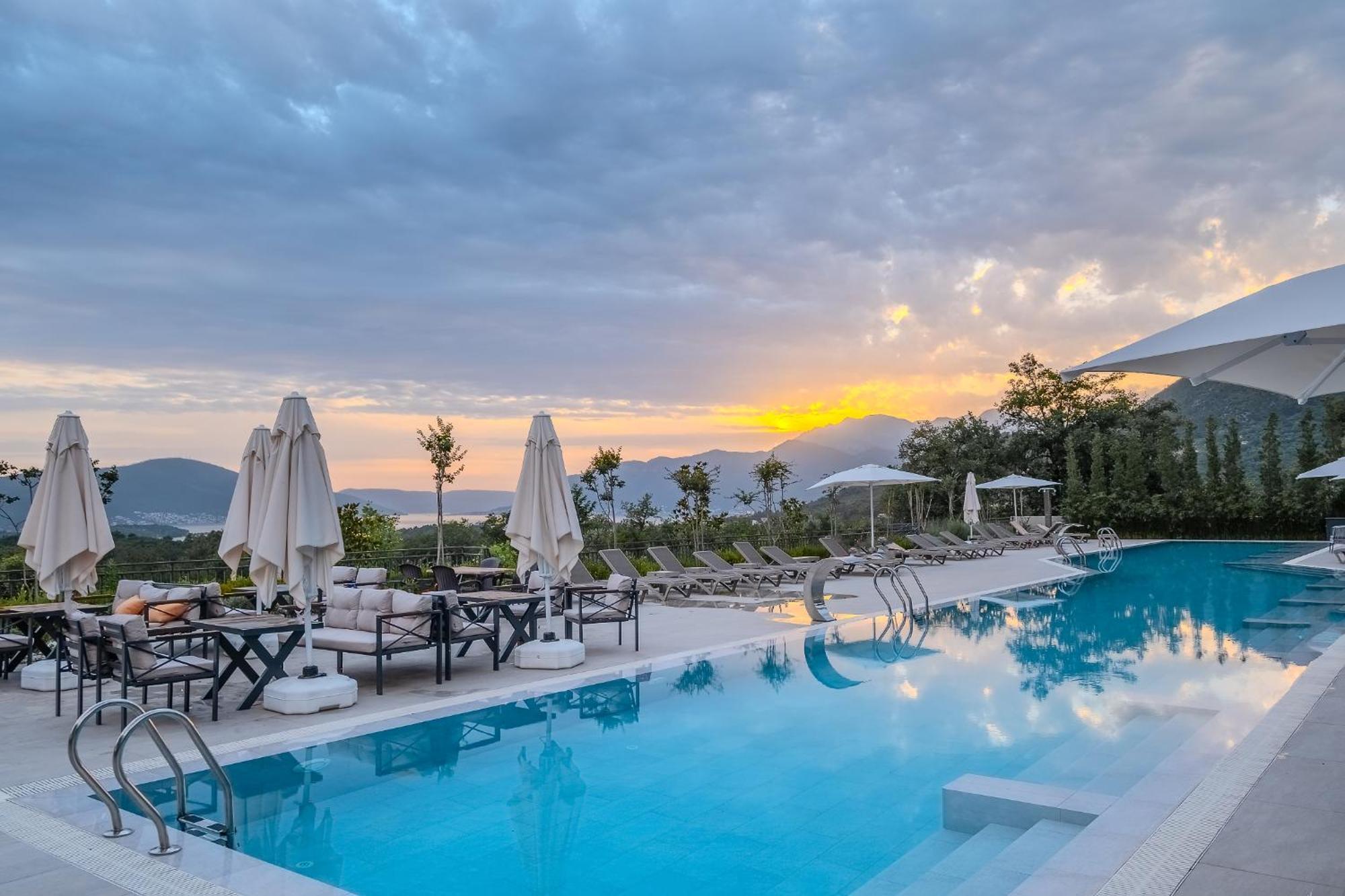 Montenegro Lodge Kavac ภายนอก รูปภาพ Sunset at the hotel